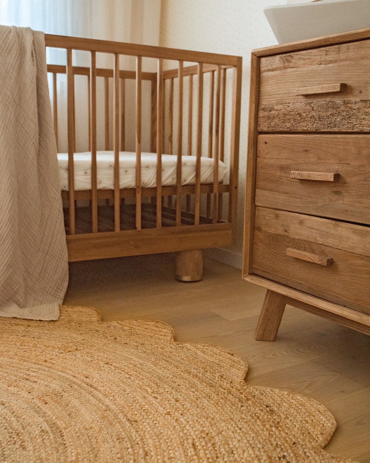 Celeste Natural Brown Scalloped Jute Round Rug