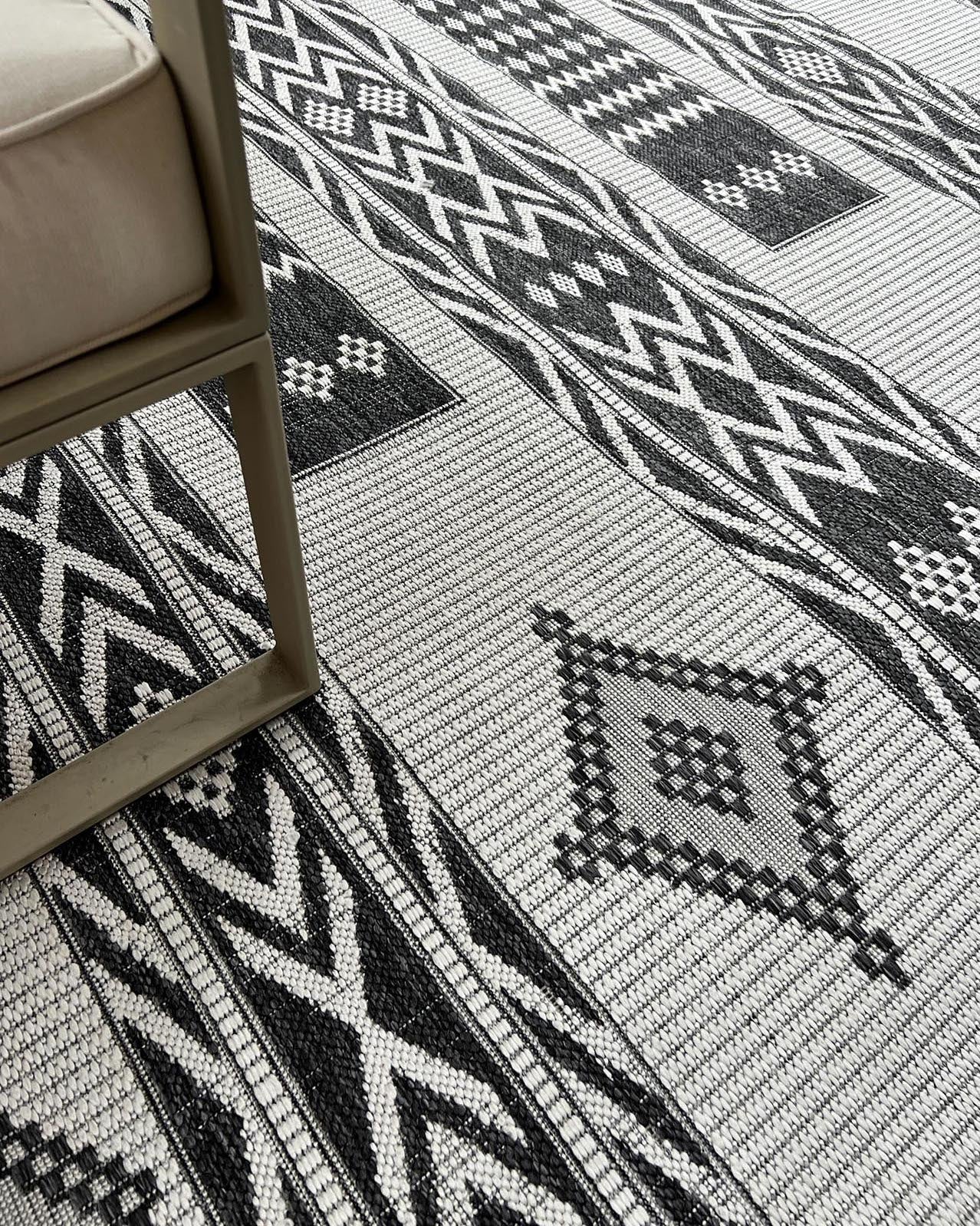 Chenoa Charcoal and Ivory Tribal Flatweave Indoor Outdoor Rug