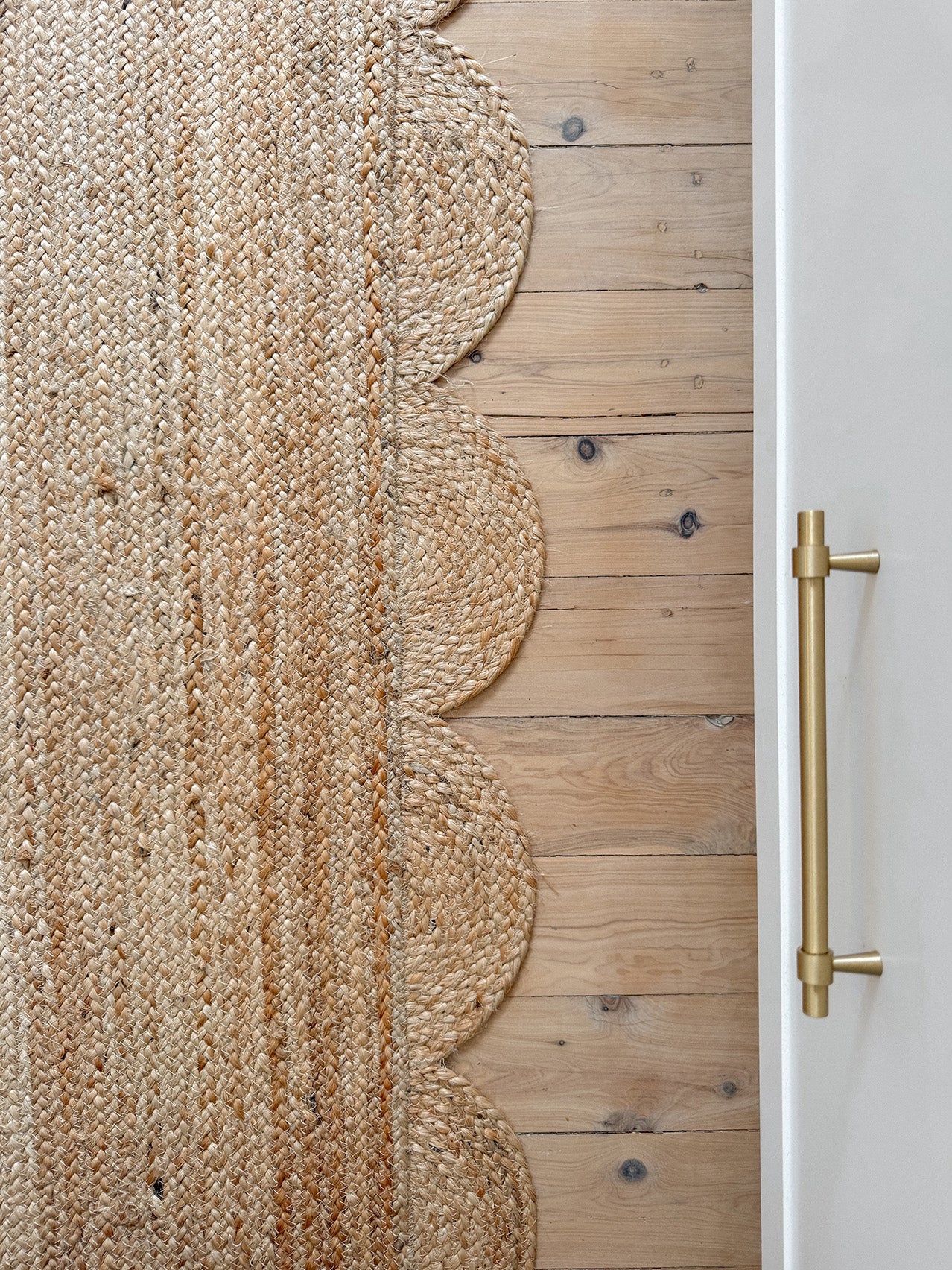 Ejiya Natural Brown Scalloped Jute Runner Rug