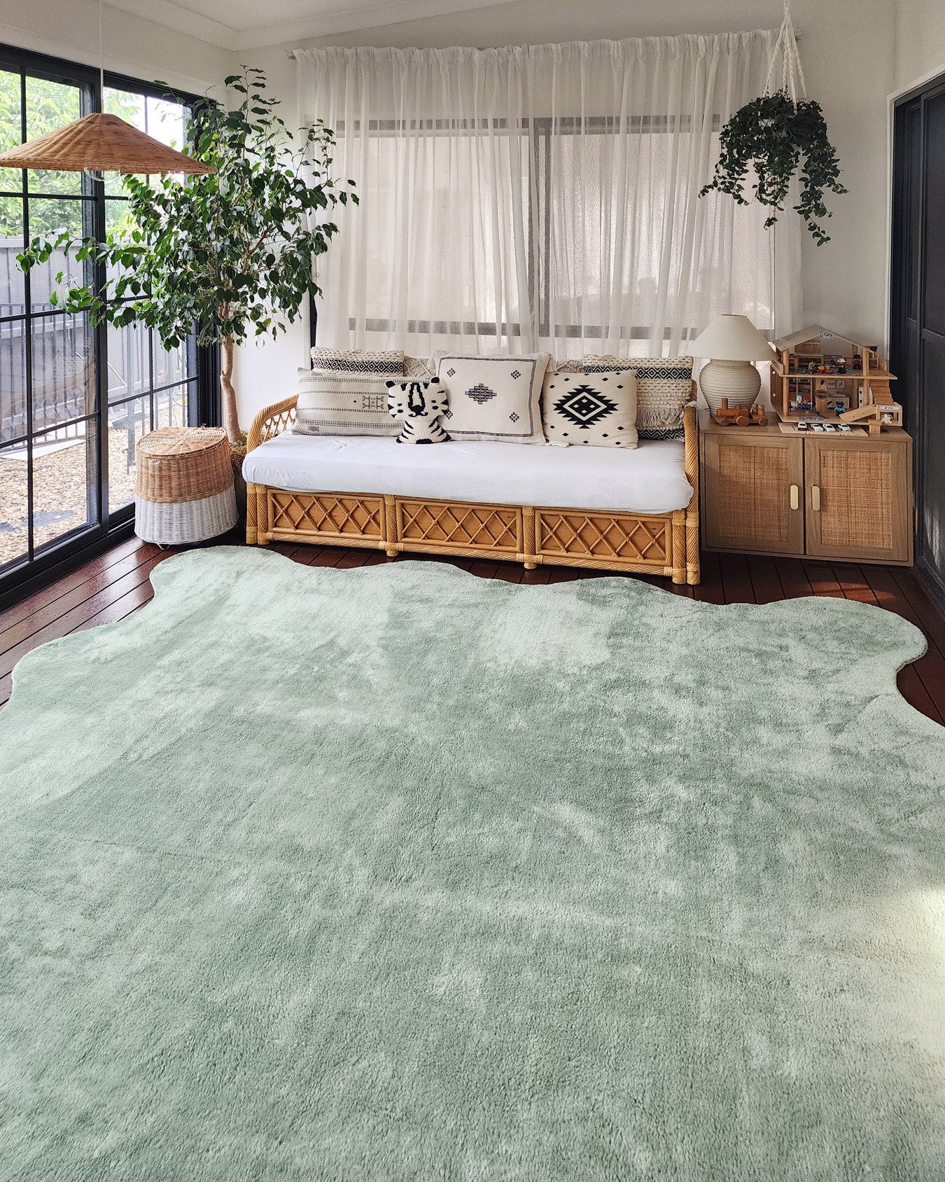 Idrissa Pale Green Scallop Washable Rug