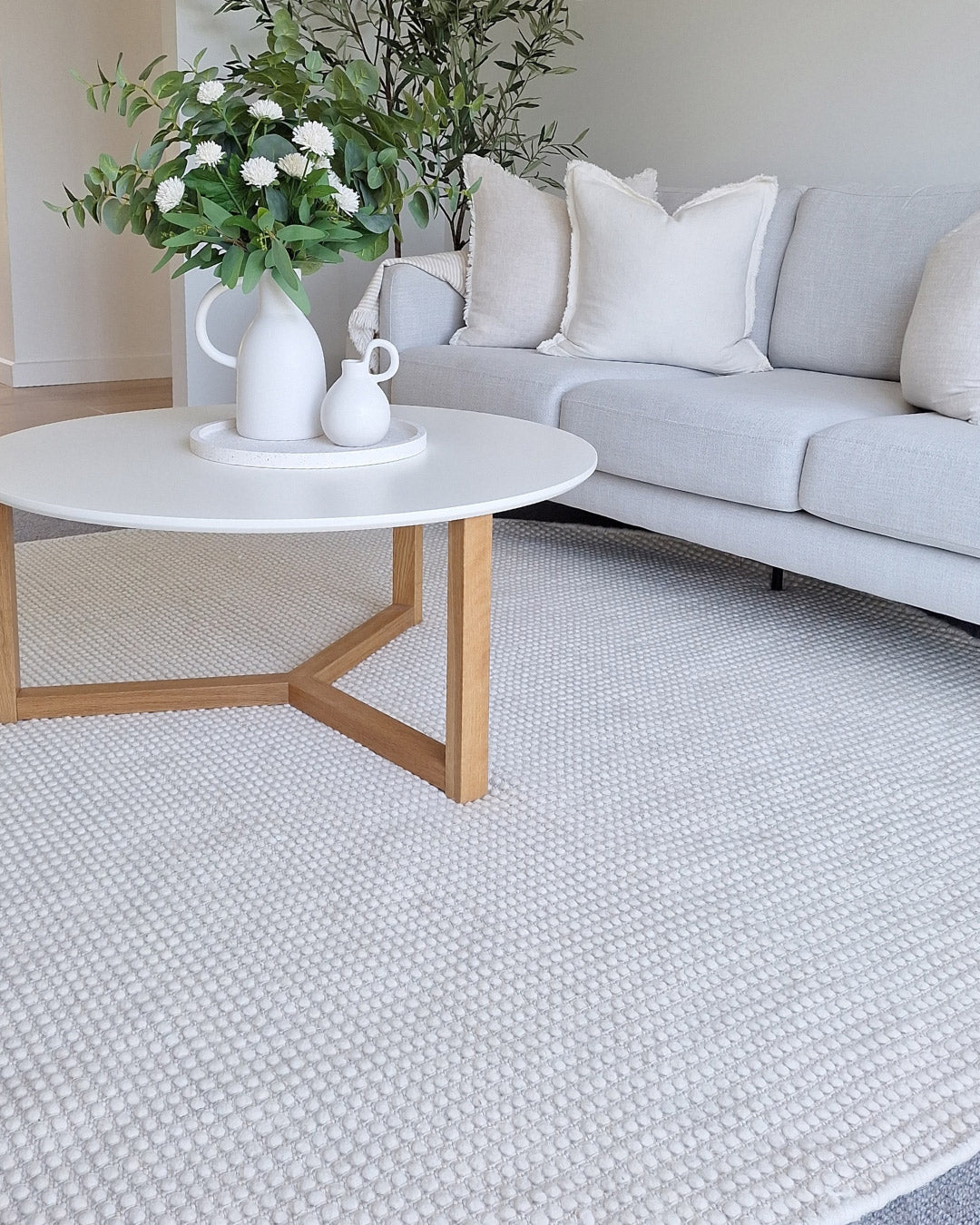 Larvic Ivory Chunky Wool Round Rug