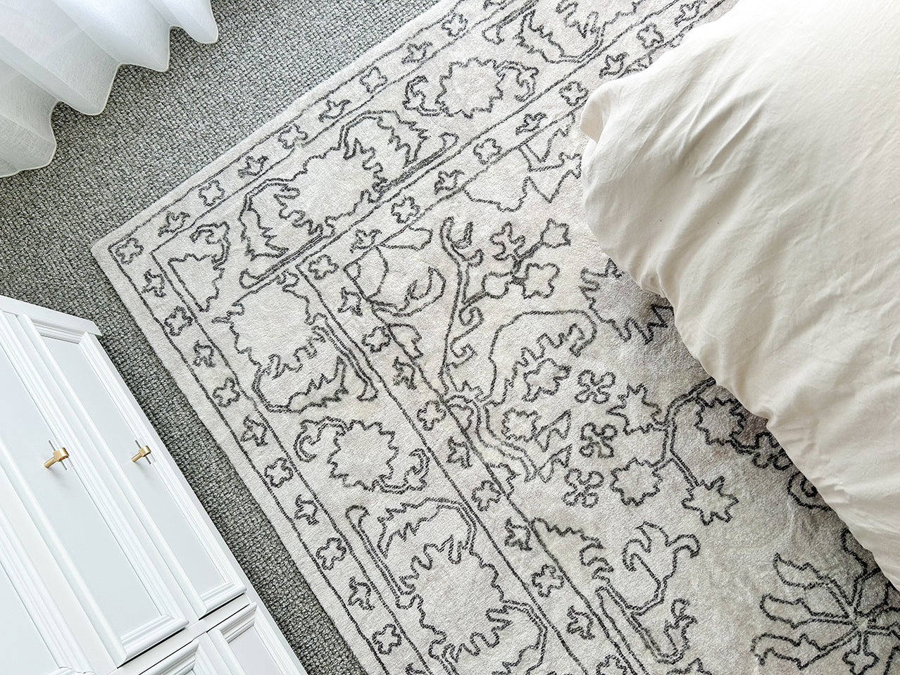 Rosalie Grey Cream Traditional Distressed Washable Rug