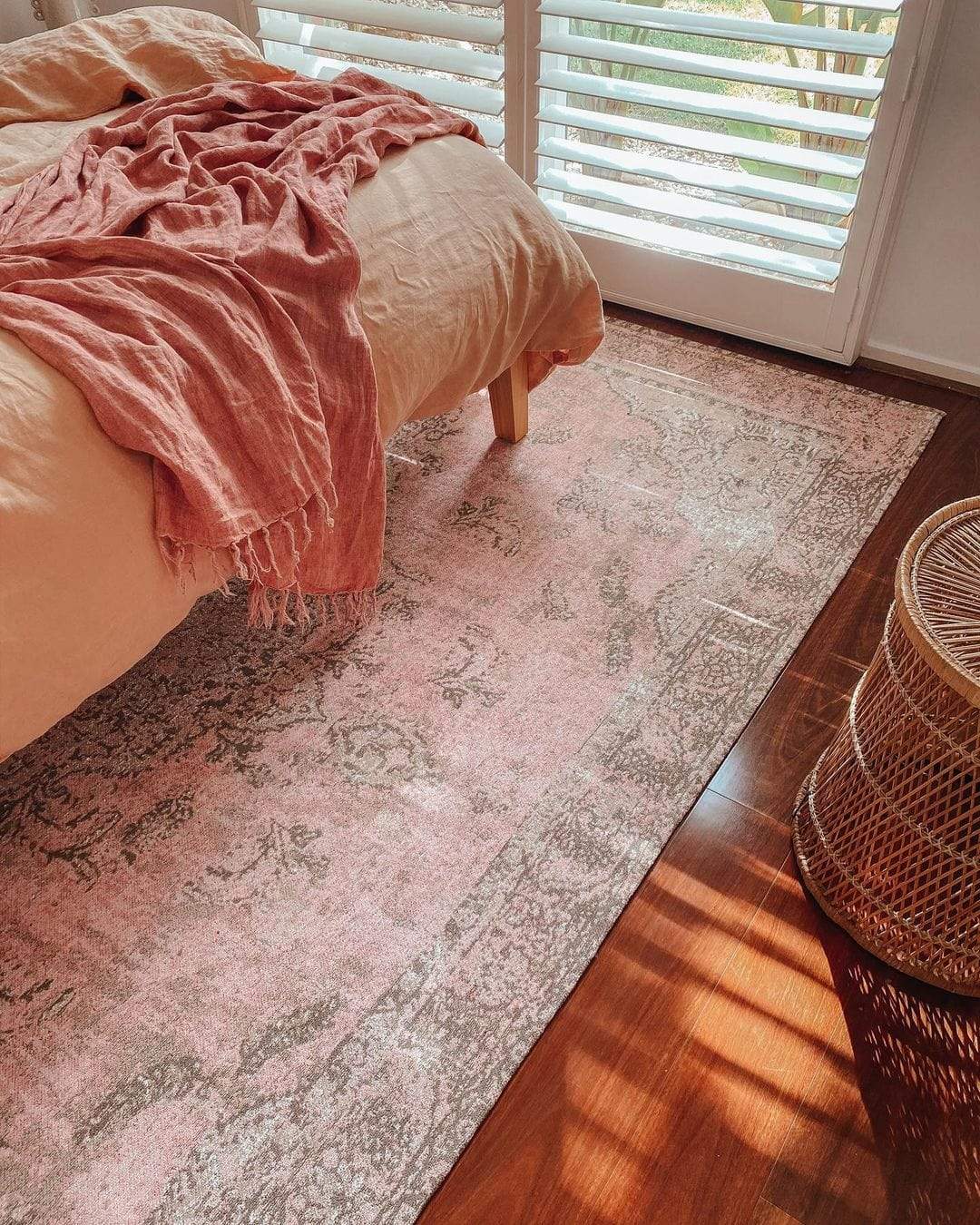 Sahara Turkish Style Pink Distressed Medallion Rug
