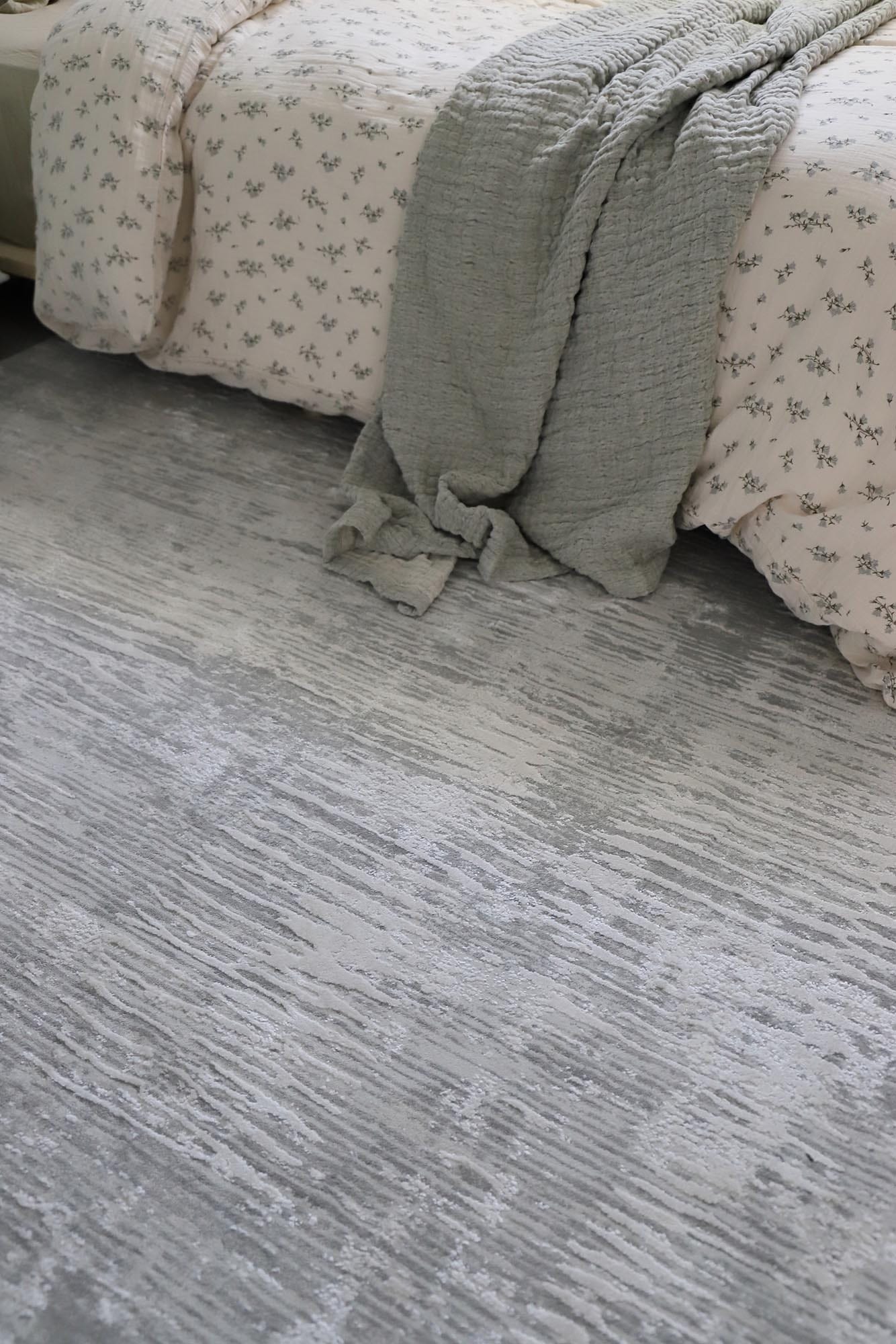 Valerie Ivory and Grey Distressed Tribal Rug *NO RETURNS UNLESS FAULTY