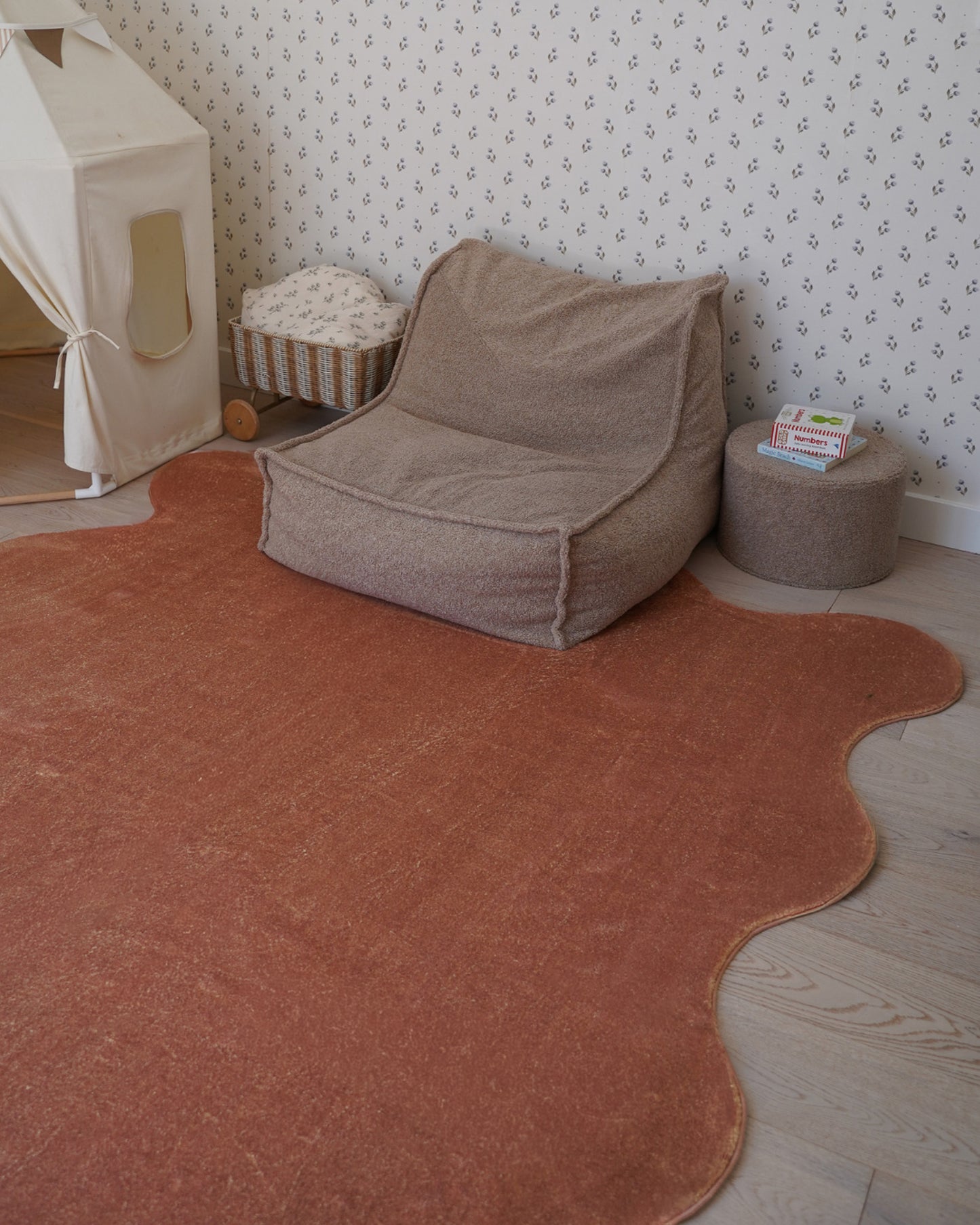 Vesta Red Scallop Washable Rug
