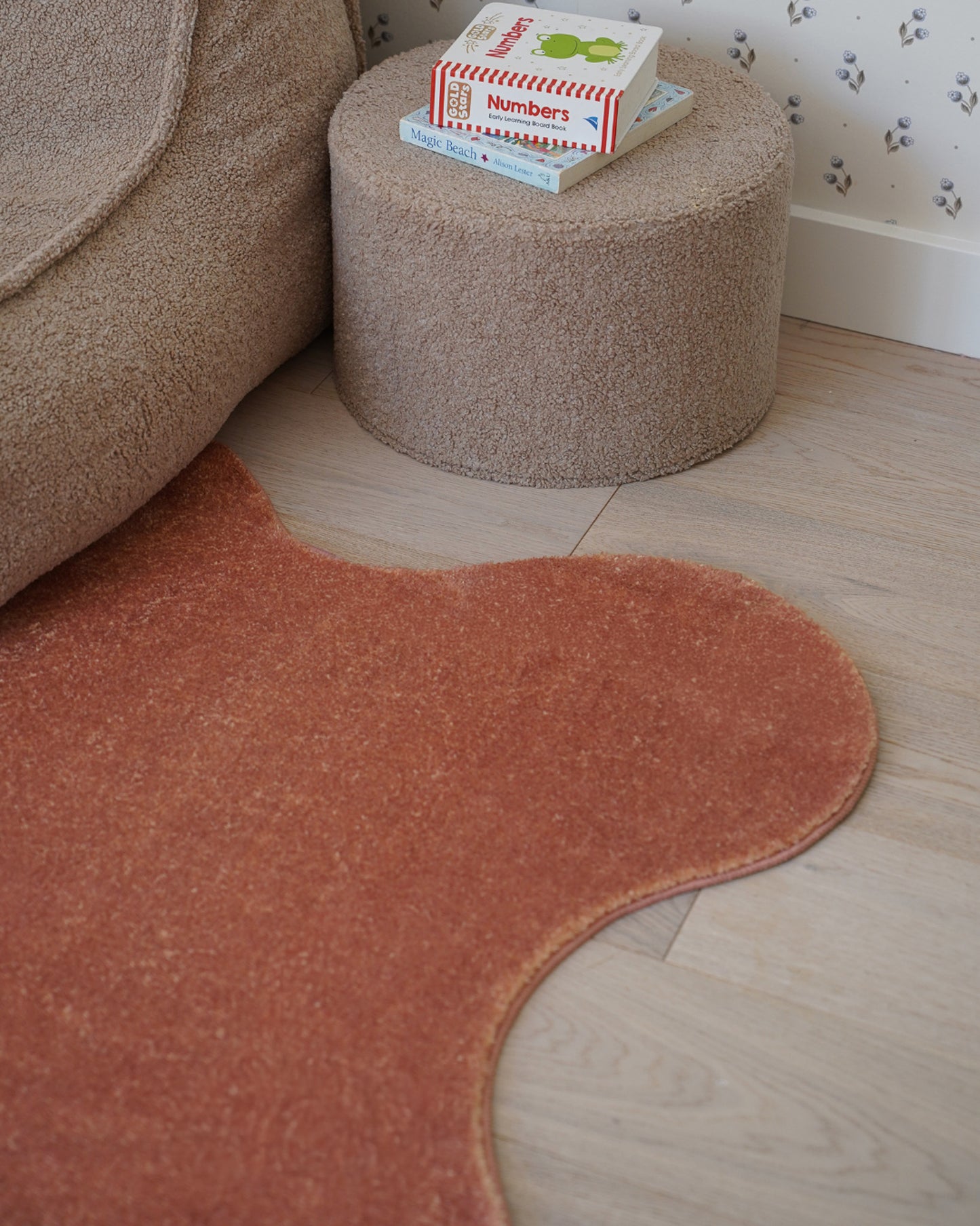 Vesta Red Scallop Washable Rug