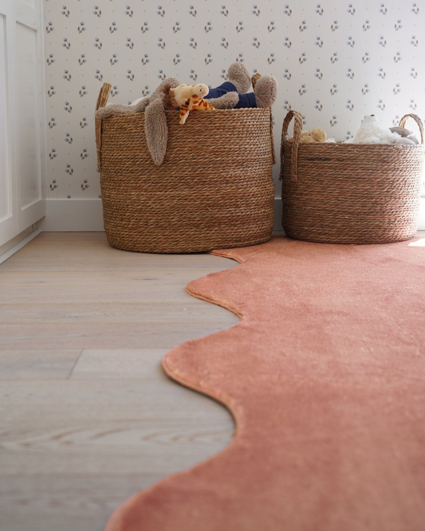 Vesta Red Scallop Washable Rug